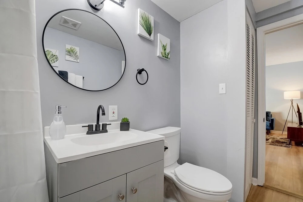 Frontdesk 2 BR House Near Cardinal Stadium