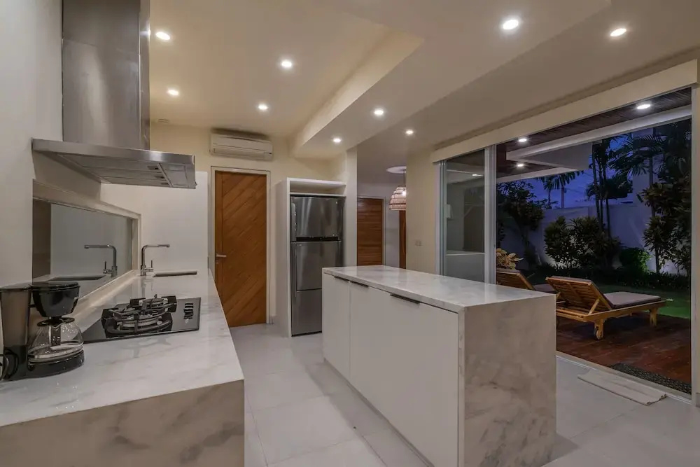 Villa Nestor - New Contemporary 3bd villa next to the Beach