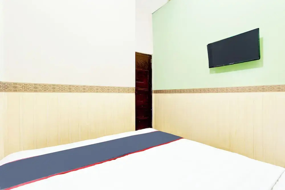 OYO 94512 Mega Inn Guest House
