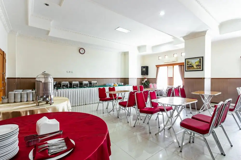 RedDoorz Plus near Alun Alun Karanganyar