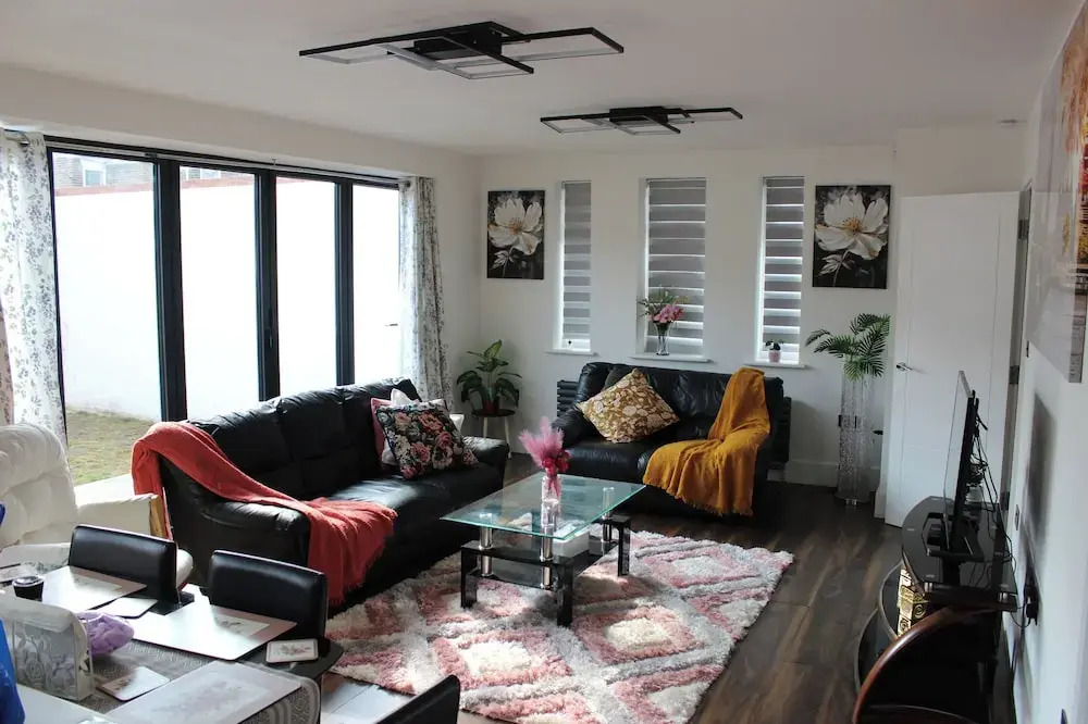 Contemporary 2 bed House With Parking