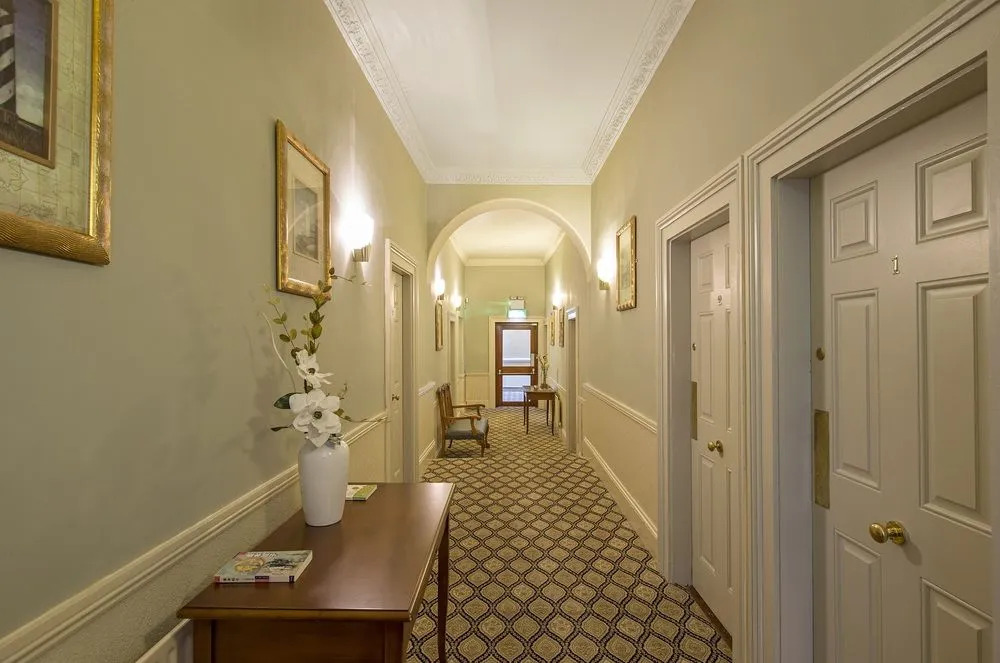 Barrys Hotel