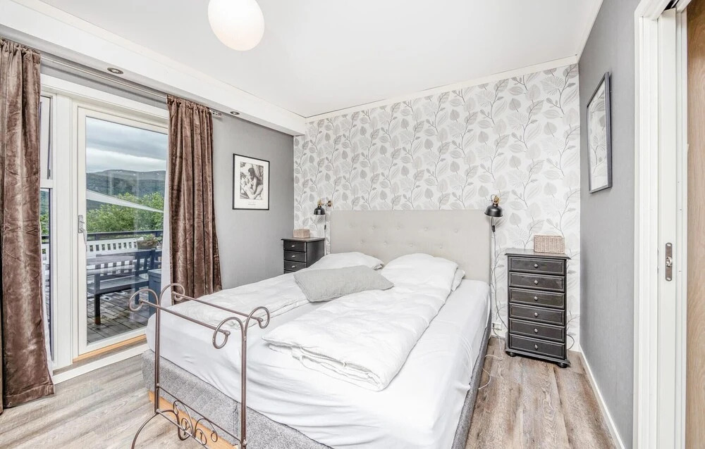 Gorgeous Home In Vestnes With Wifi