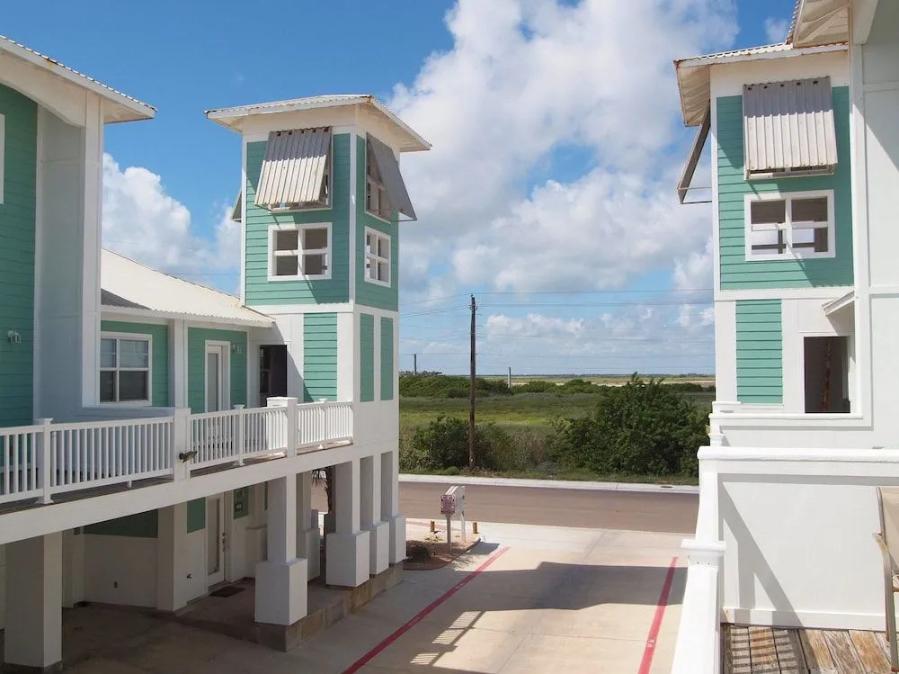 Cozy Palms MC4 3 Bedrooms 2.5 Bathrooms Condo