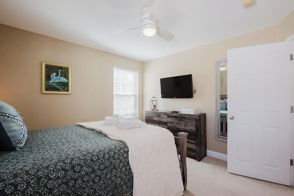 Dogs Welcome! Adorable 3-bedroom Coastal Home in Historic Old Town Bluffton