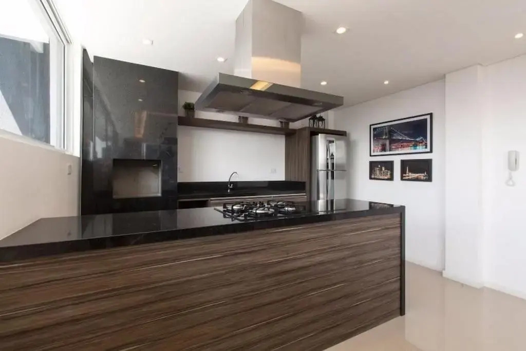 709- Apartamento Decorado Encantador, mobiliado, amplo, cozinha completa, Excelente localização no Rebouças