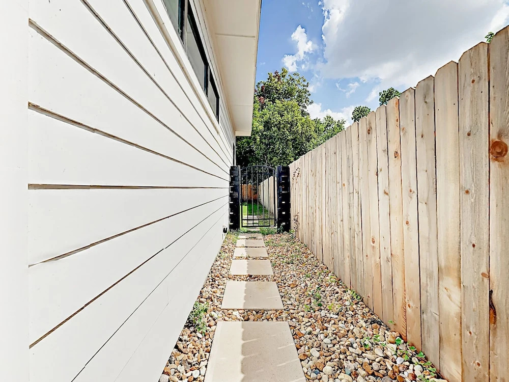 3br W/ Contemporary Kitchen, Patios 3 Bedroom Duplex