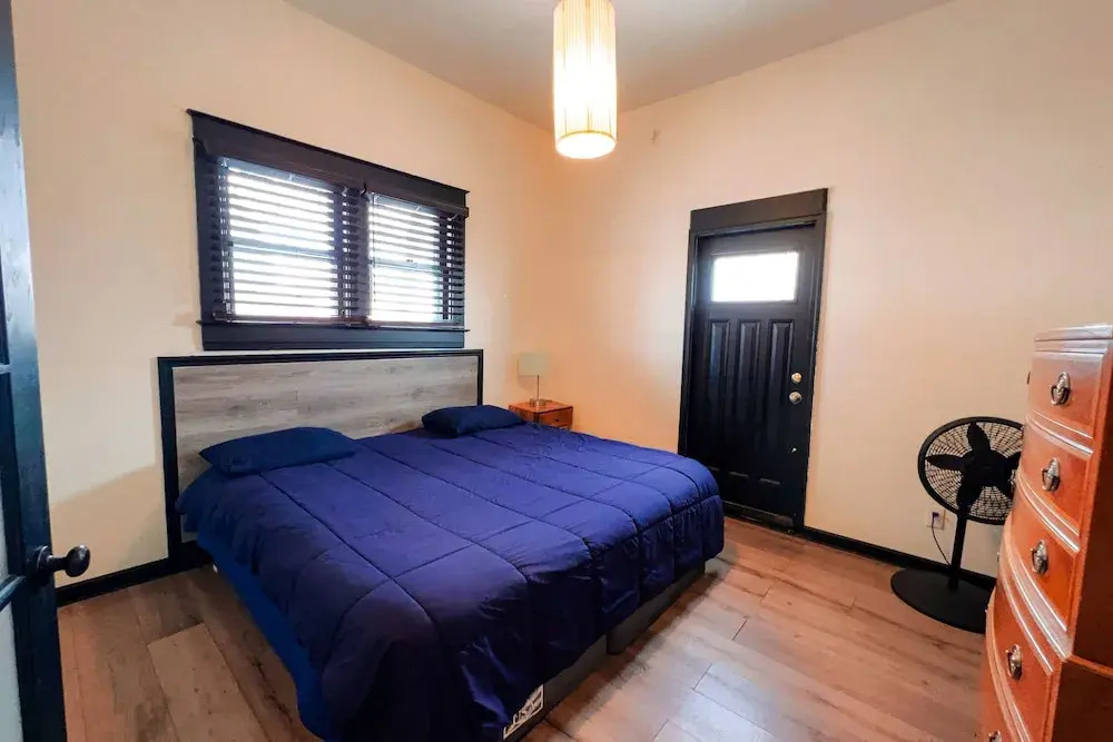 The Pub with Private Yard & Parking, Near the Falls & Casino by Niagara Hospitality