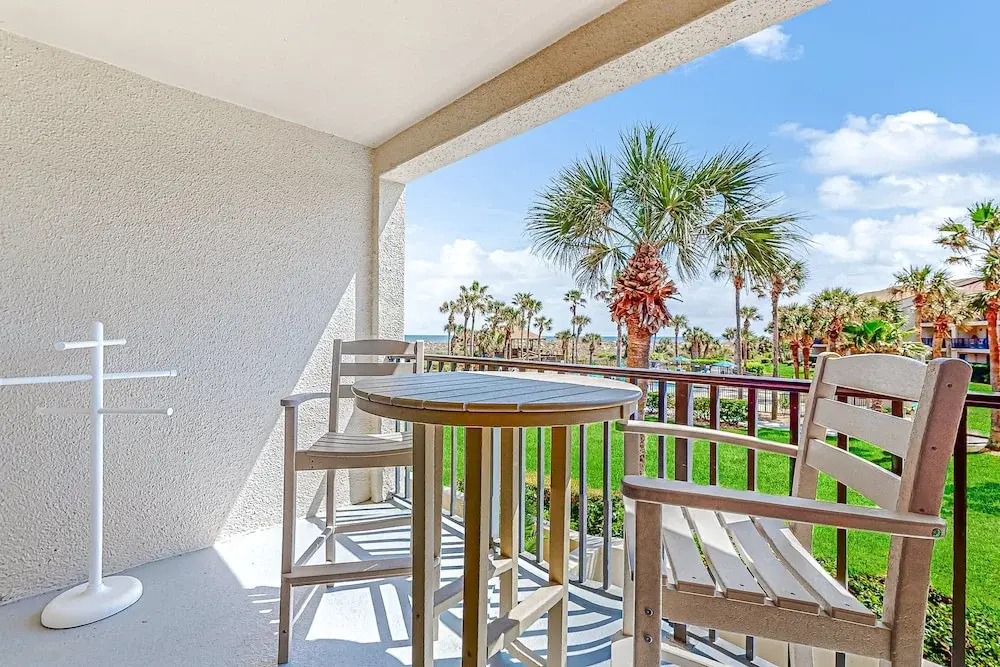 Recently Updated Resort Condo With 2 Pools, 2 Balconies, Ocean Views, Bbq, & W/D
