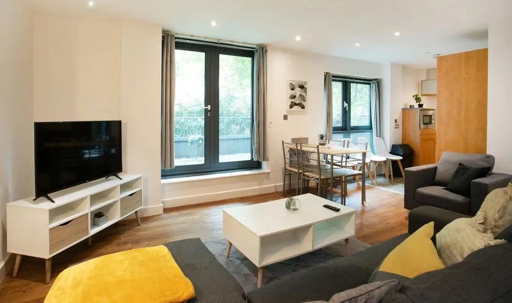 Spacious 2 Bed Parking Close To Centre