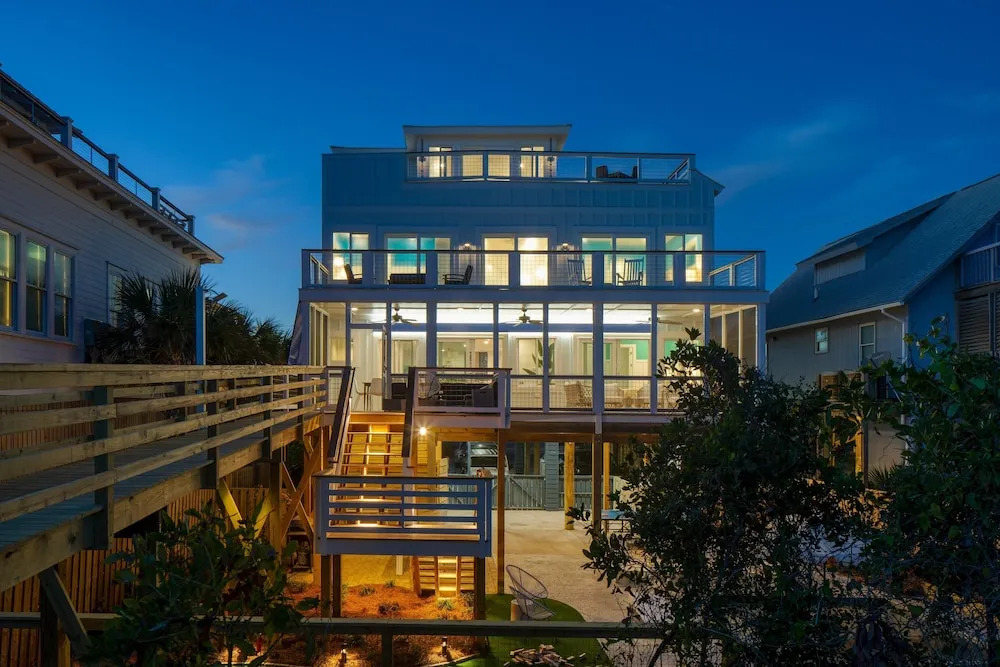 Ocean's Eye by Avantstay Beach Front Home w/ Roof Top, Pool & Putting Green!