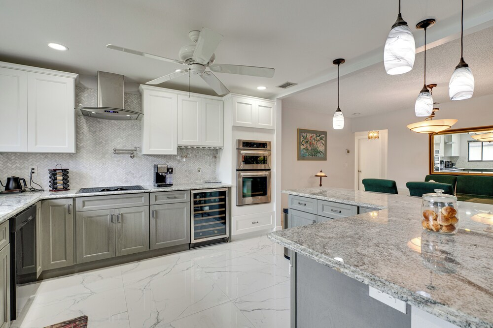 Private Beach & Pool Access! Fort Myers Getaway