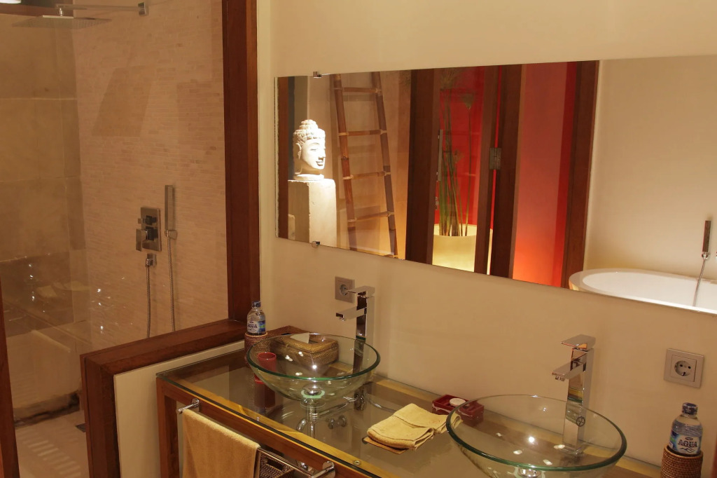 Rouge Bali - Lounge Bar, Villas & Spa