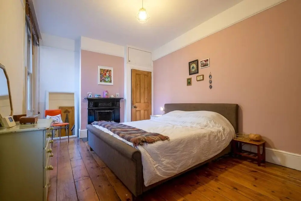 Airy and Tasteful 3 Bedroom Apartment in Five Ways Area