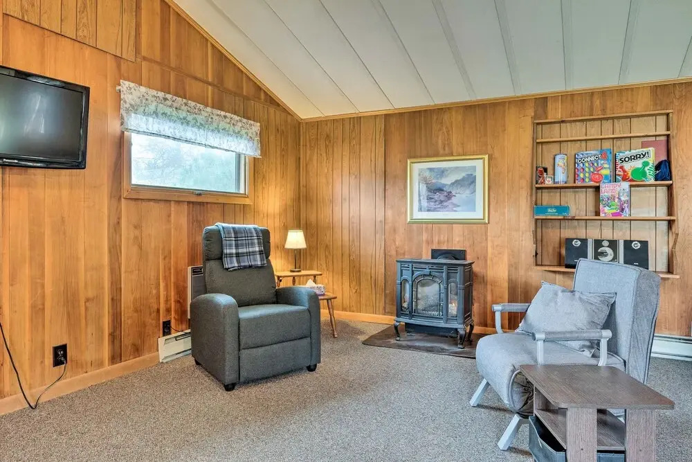 Cozy Franconia Cottage w/ Community Pool & Hot Tub