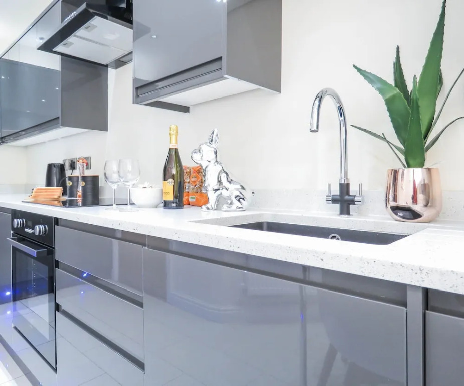 Tudors eSuites Birmingham Townhouse Private Garden Free Parking