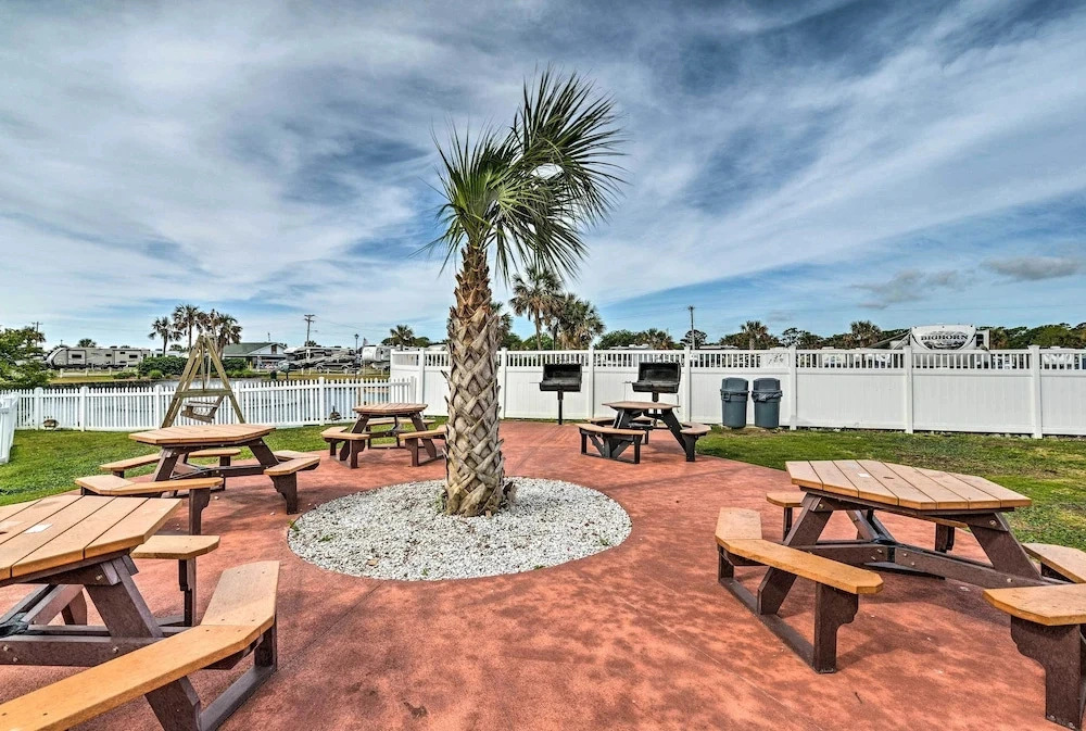 Resort Perks! Spacious Studio w/ Ocean Views