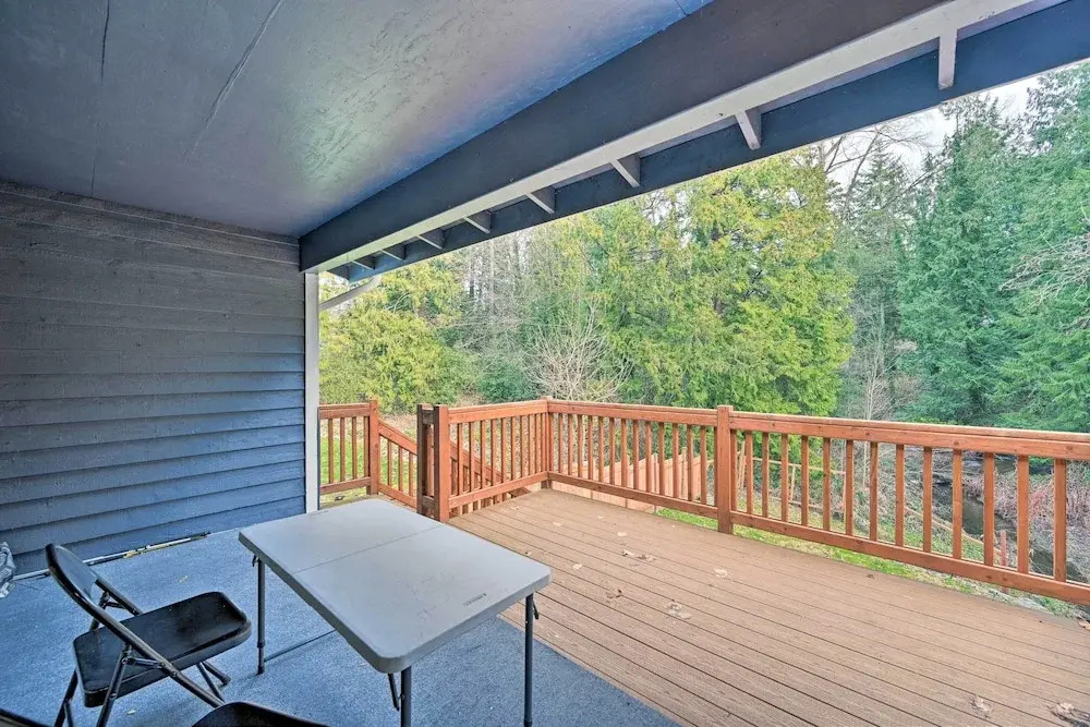 Shoreline Home w/ Deck ~ 14 Mi to Downtown Seattle