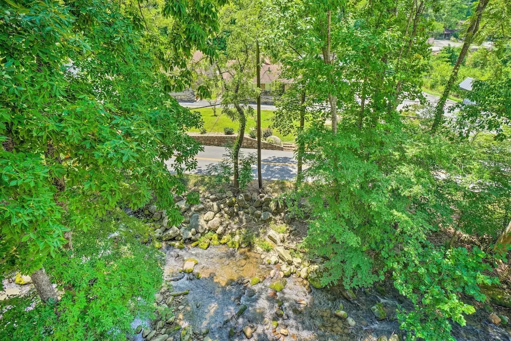 Gatehouse Condo: End Unit w/ Dtwn Gatlinburg View!