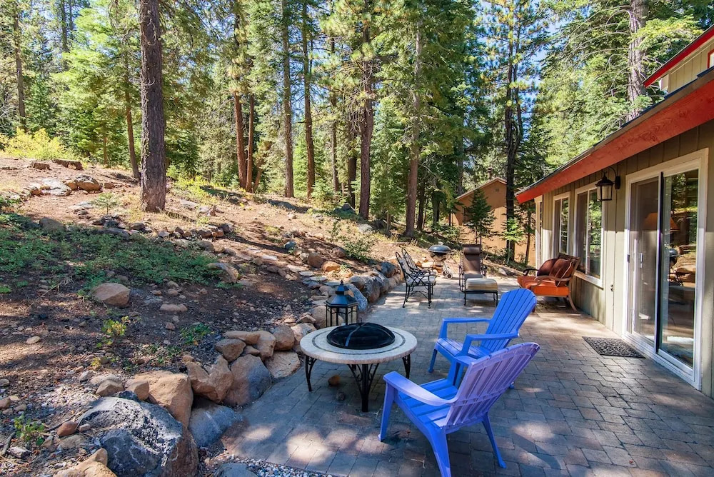 Charming Tahoe Donner Cottage by RedAwning