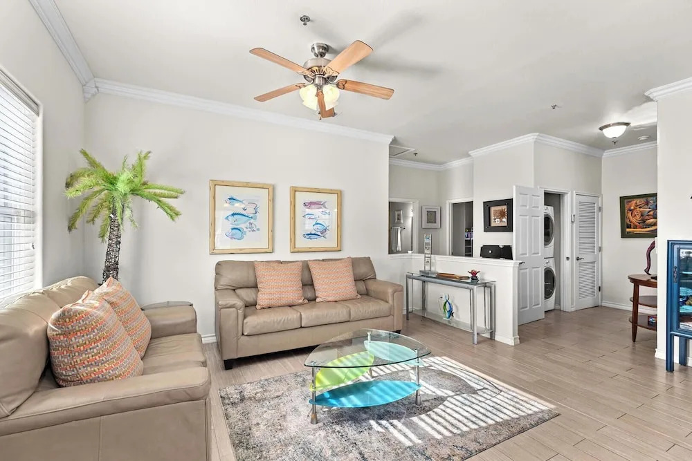 Courtyard Condo, Sleeps 8 w Pool, Next to Beach