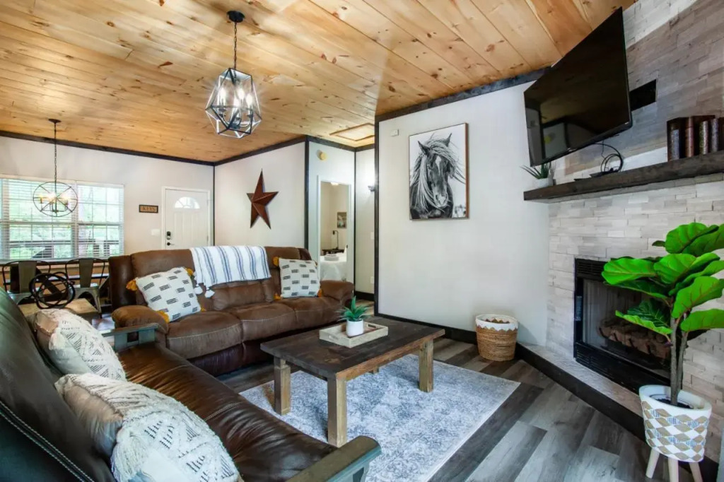 Pine Cove Cabin - Hot Tub, Game Room, Theater Room