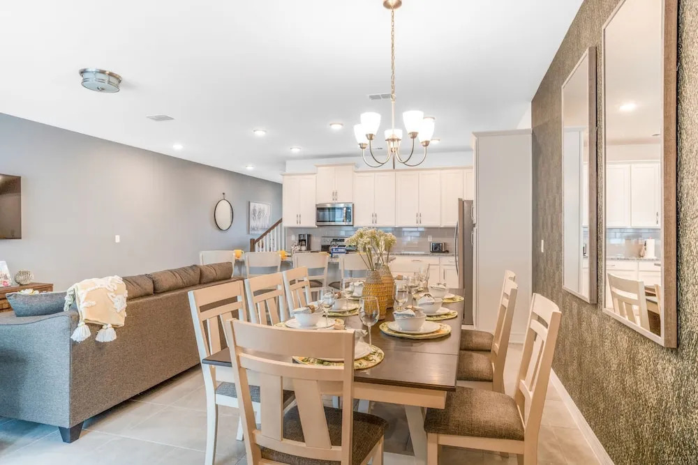1804 Tropical Palms Circle
