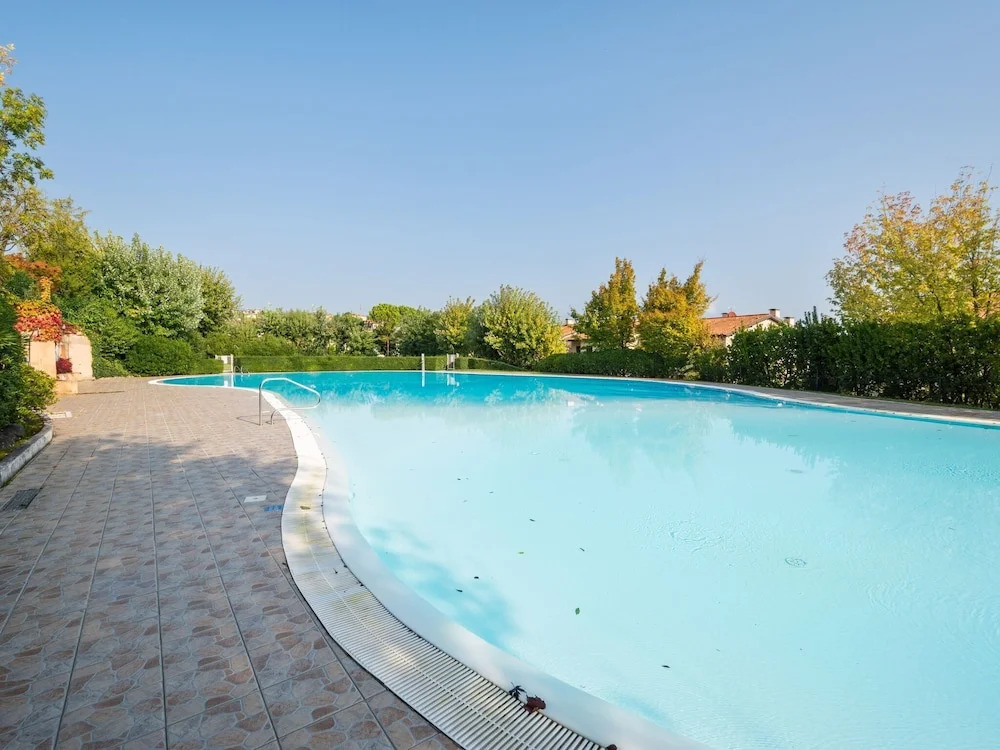 Beautiful Cottage in the Vineyard With Shared Pool