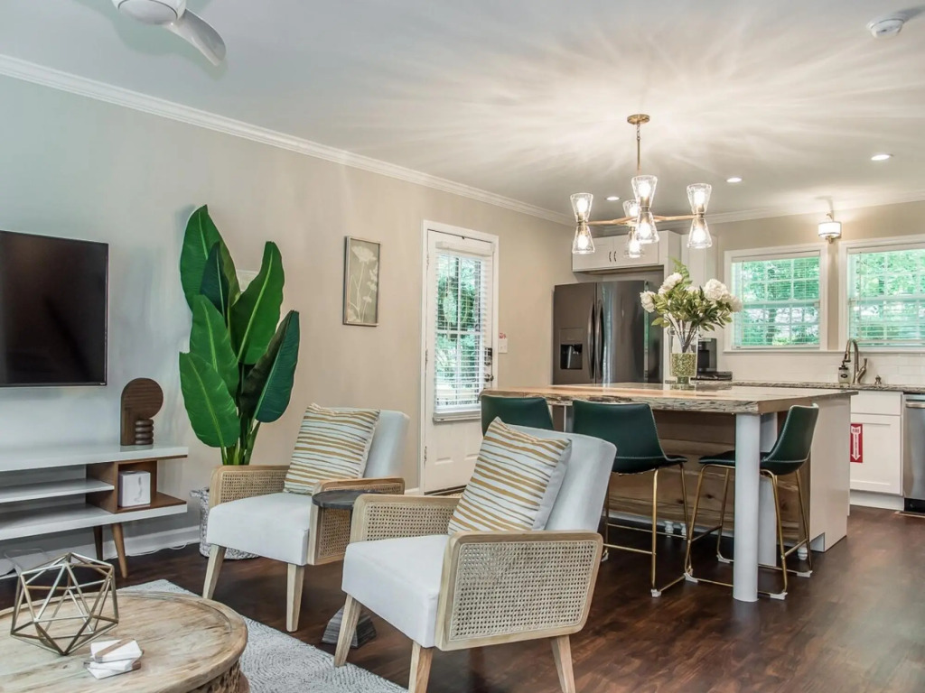 Single-family Home With Spacious Backyard