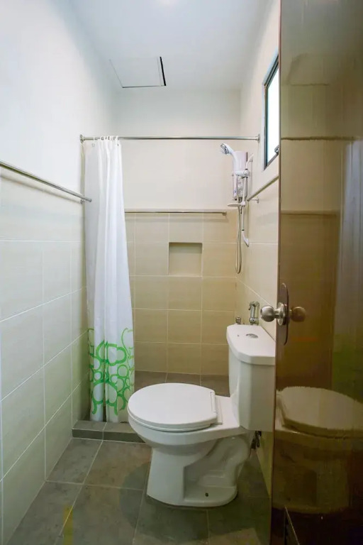 Deck 360 Dormitel by OYO Rooms