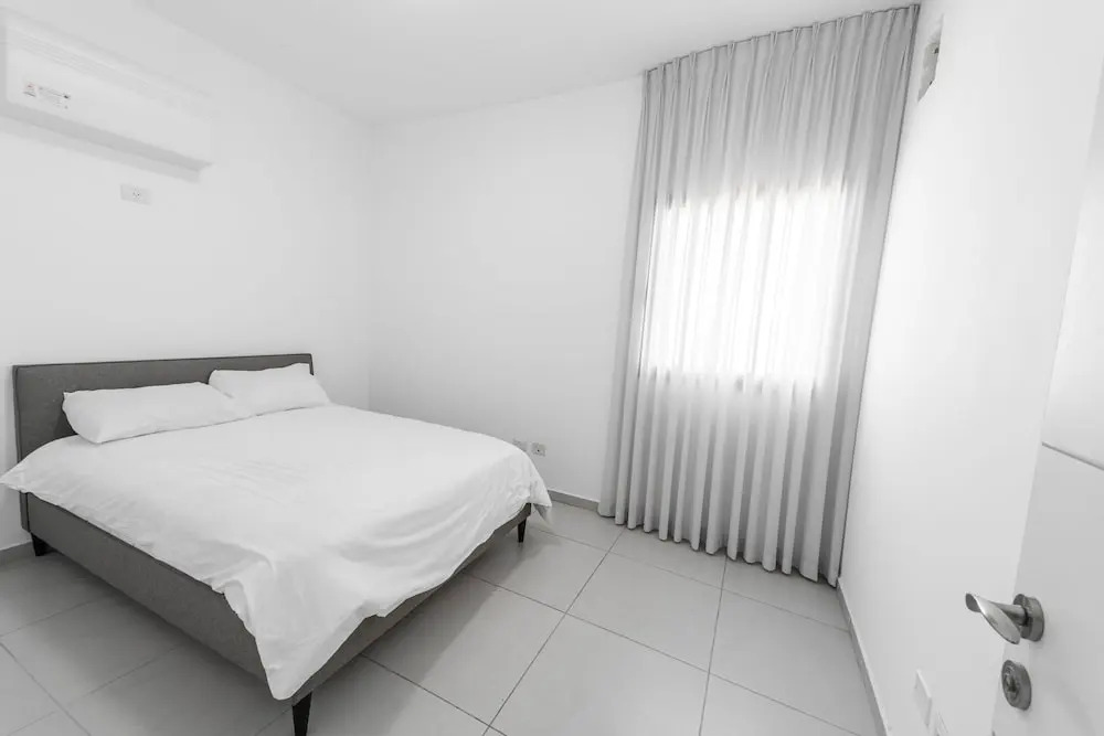 Sea-Side 4 Br Apt With Gym