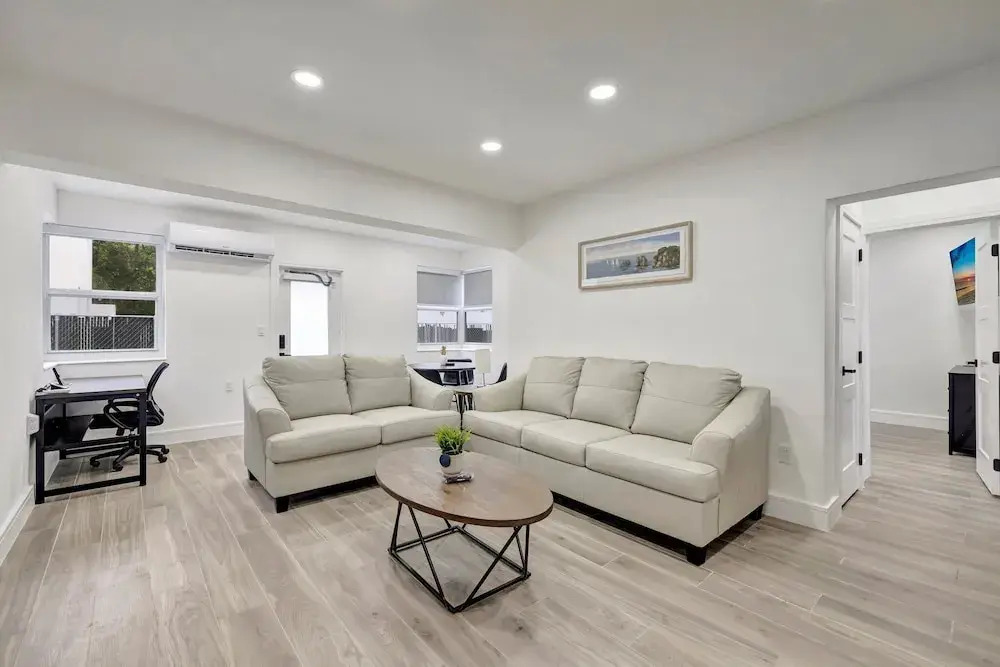 2BR 1BA off Las Olas Steps to Beach