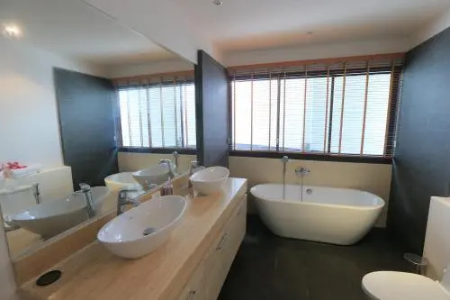 Naiharn Beach Villa
