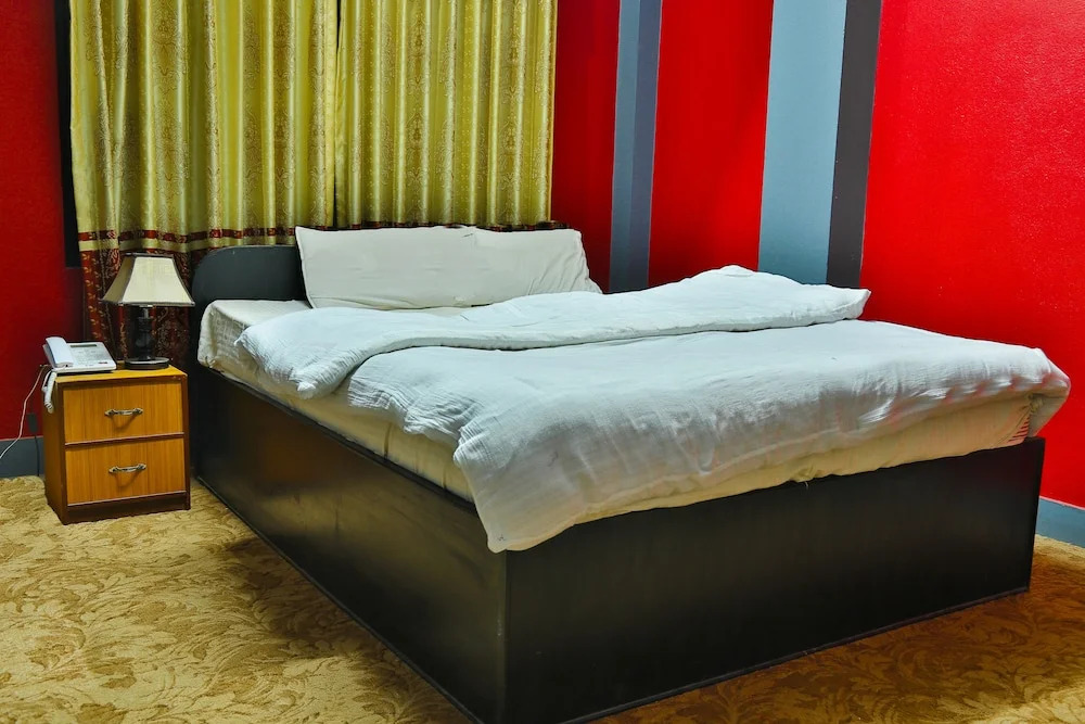 Hotel Maroon