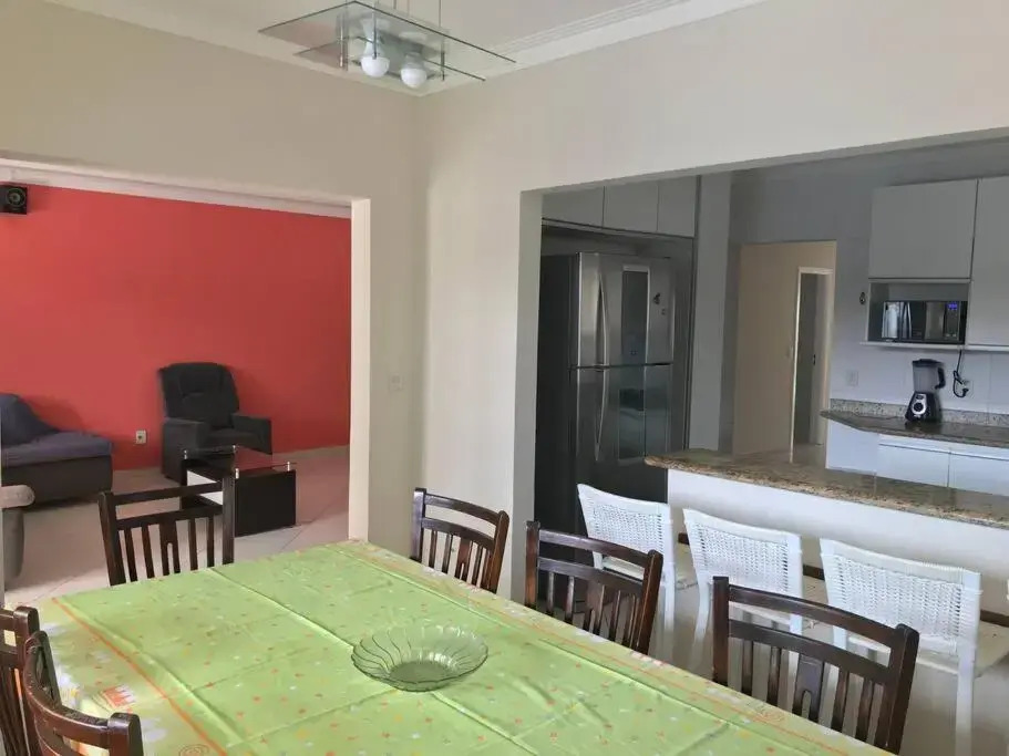 Casa de praia com piscina e churrasqueira - Indaiá Bertioga