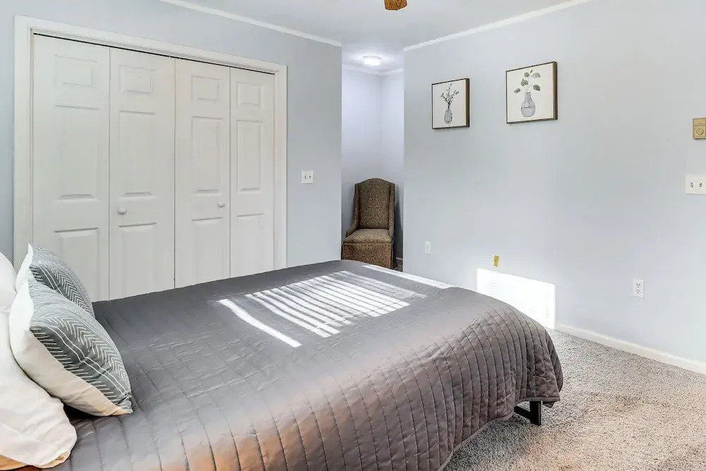 4 Mi to Camelback! Group-friendly Poconos Cabin