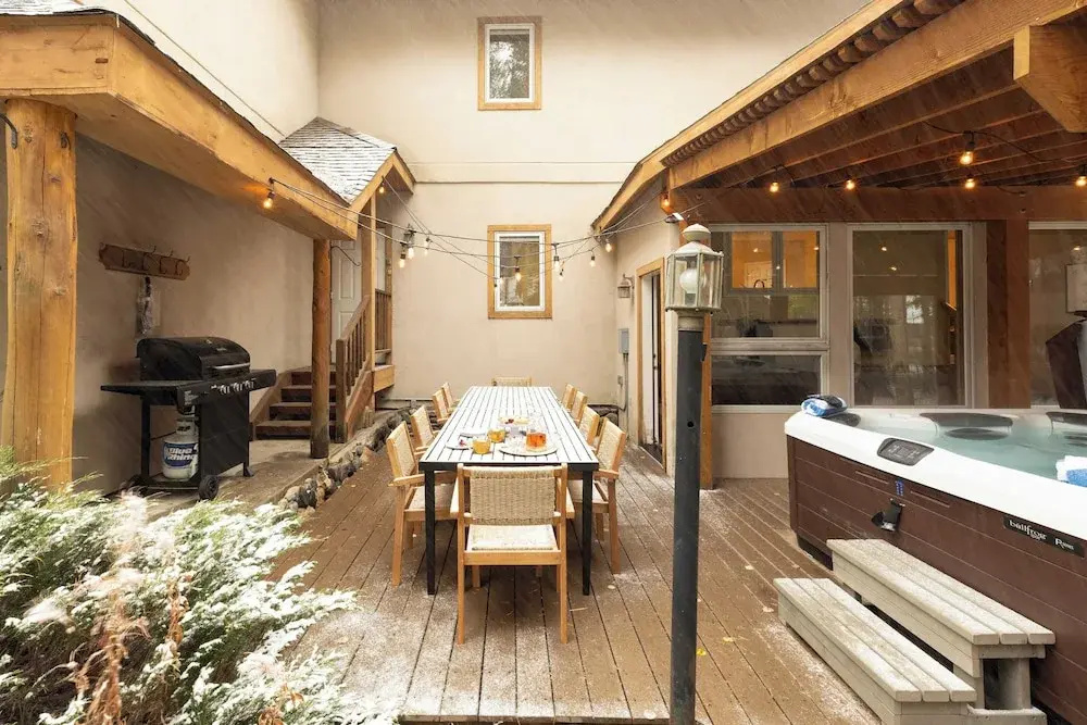 River Rock by Avantstay 8 Bedroom Ski Estate w/ Hot Tub & Movie Theatre 10 Min Walk to Mtn