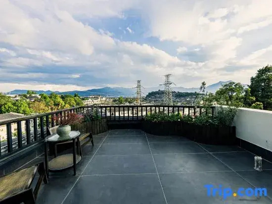 Qianshan Viewing Homestay (Lijiang Dashuiche)