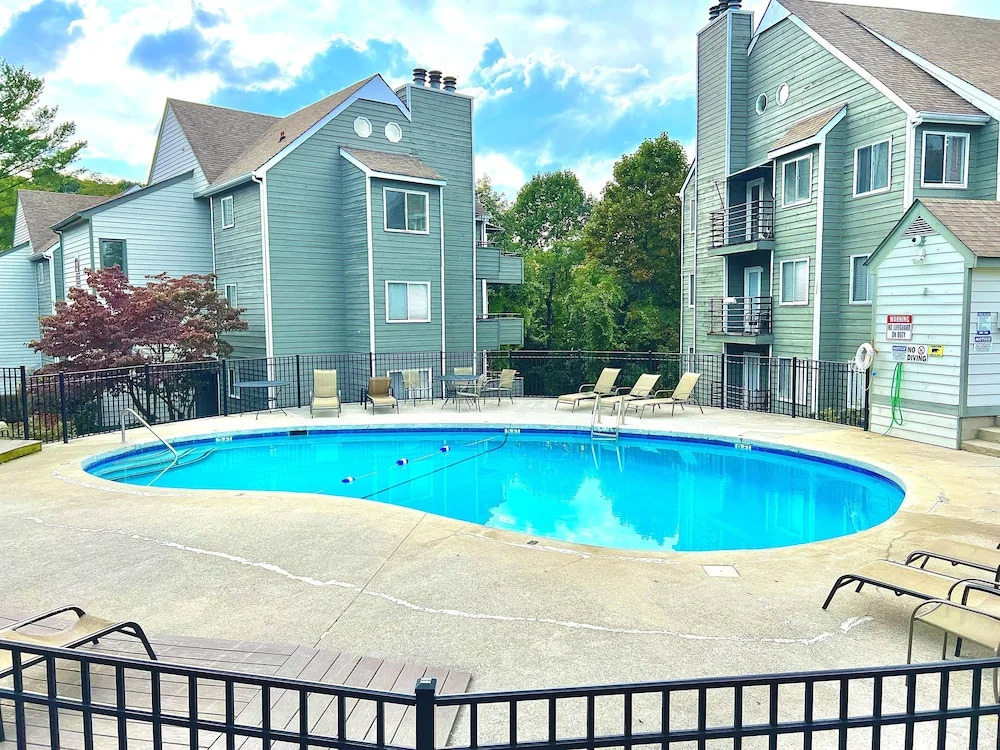 Smoky Top Summit 2 Bedroom Condo by RedAwning
