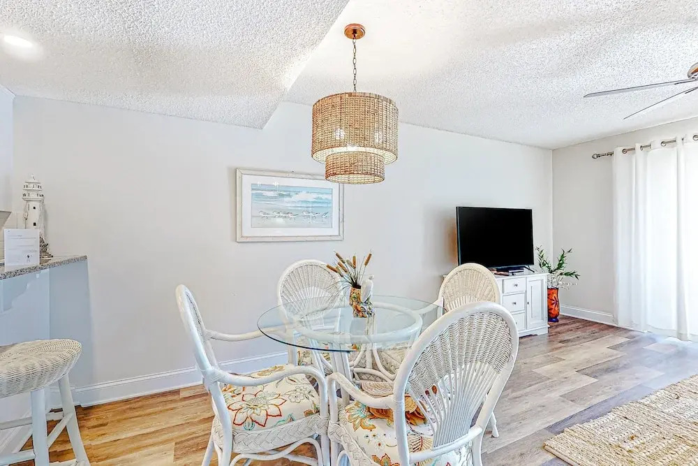 Recently Updated Resort Condo With 2 Pools, 2 Balconies, Ocean Views, Bbq, & W/D