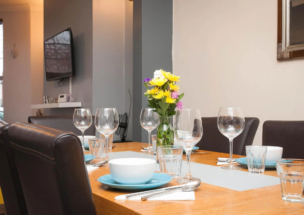 Titanic The Lady, 3 bed house-free on street parking