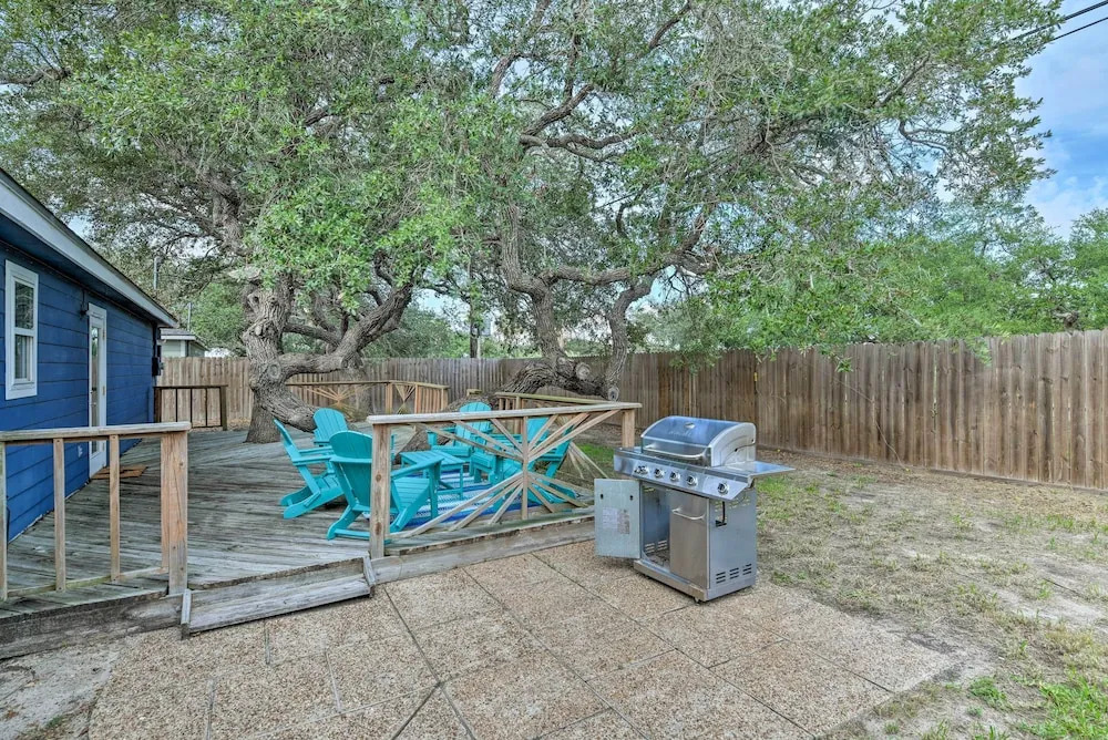 Pet-friendly Rockport Home ~ 4 Mi to Beach!