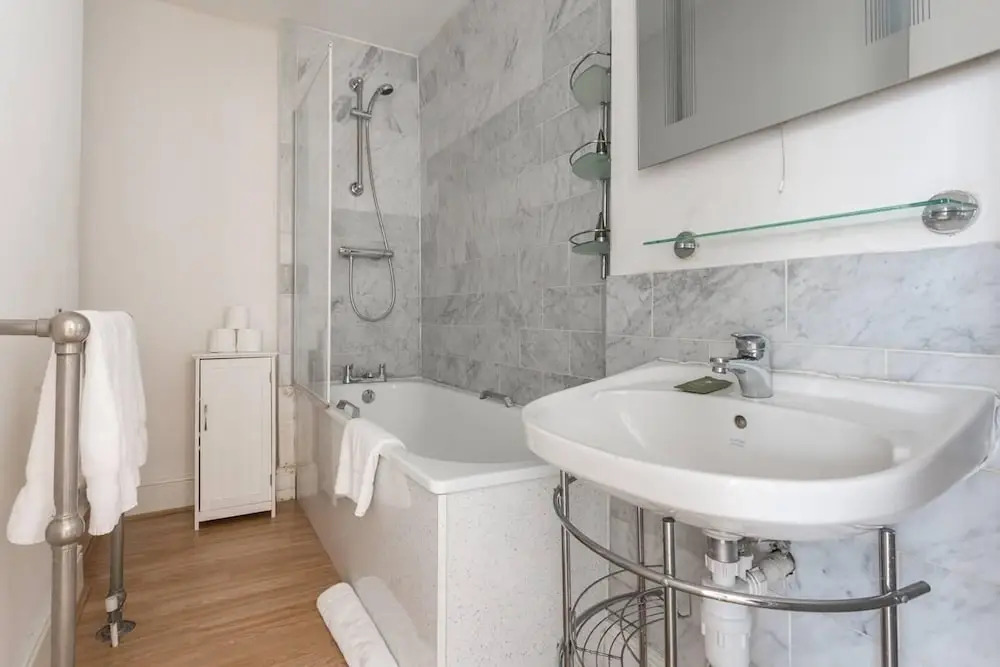 Spacious 2BR flat in Putney