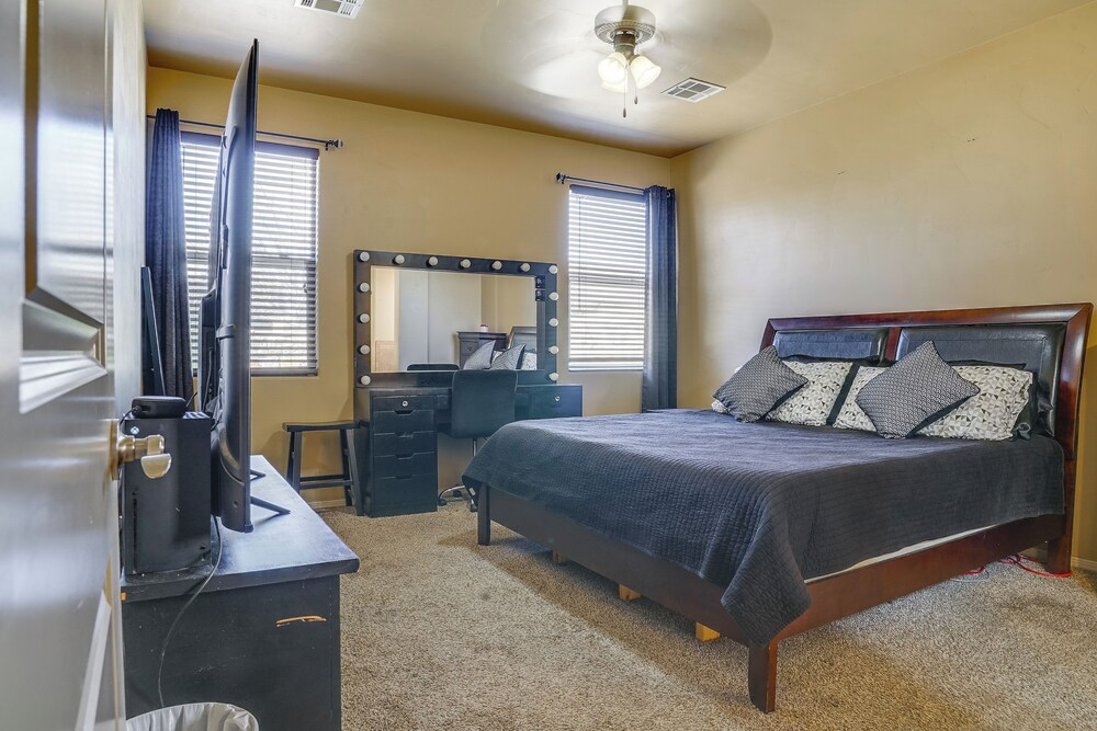Pet-friendly Getaway w/ Mtn Views in Las Cruces!