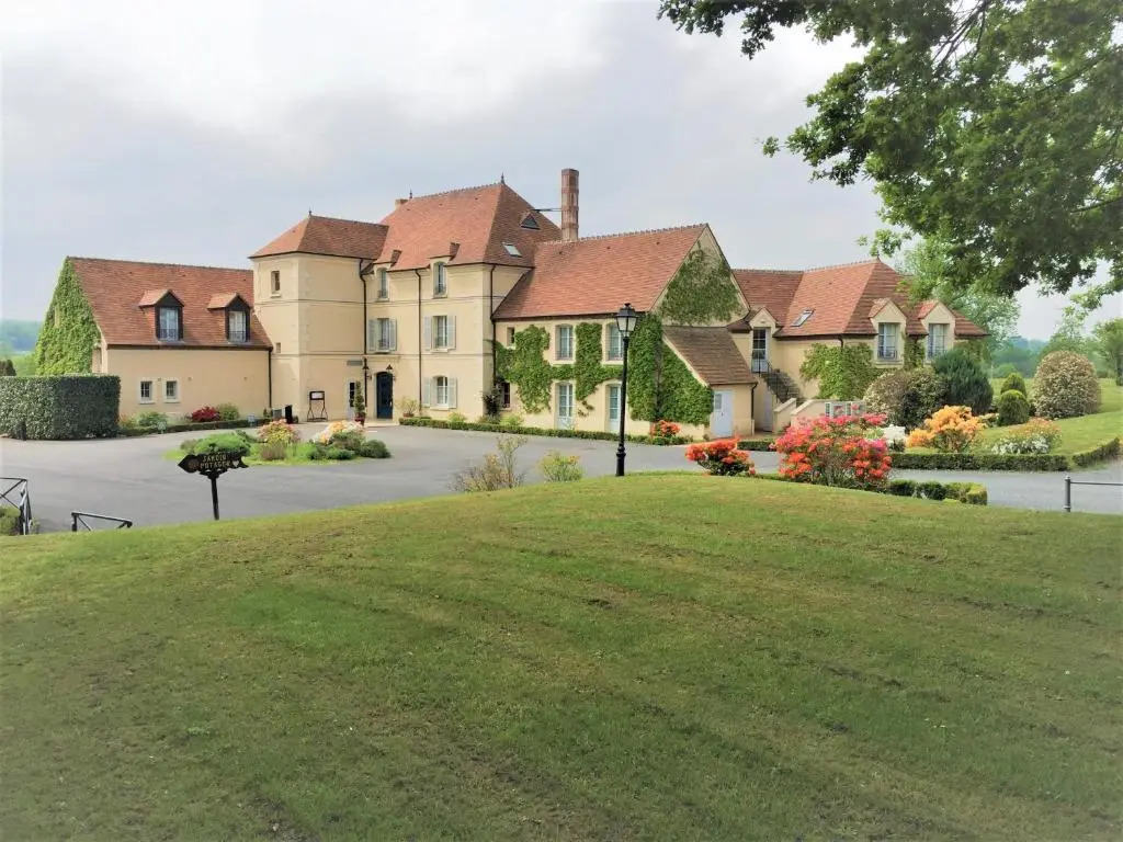 Logis Hôtel Restaurant- Domaine de lOrangerie