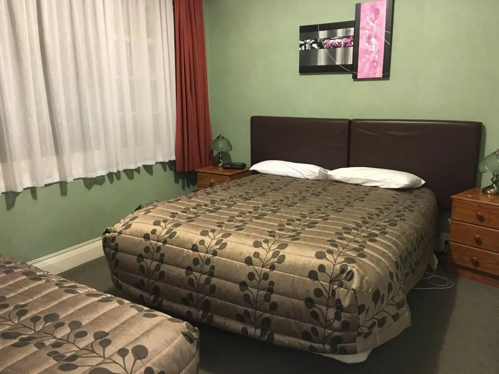 Colonial Motel