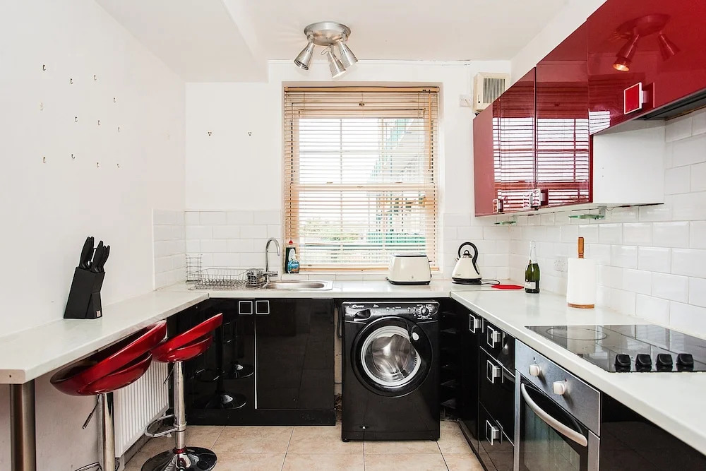 Bright 2 Bedroom Property With Balcony