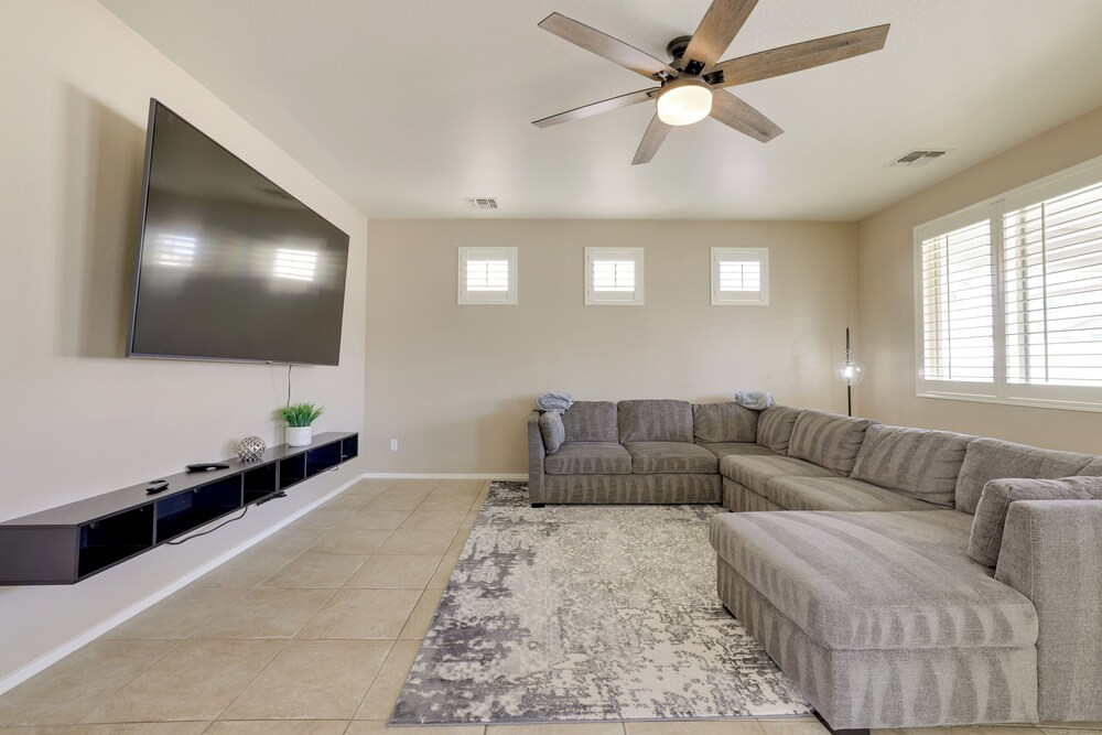 Pool, Fire Pit: Luxe Family Home in Goodyear