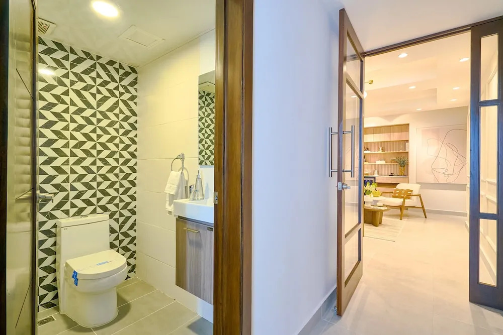 The LUX Natural Art Downtownsd Pool Gym 2BR