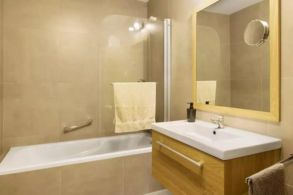 1 Bed Apartment Sleeps 4 With Pool